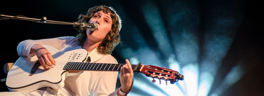 Aldous Harding live 2017 openluchttheater OLT Rivierenhof Antwerpen Antwerp © Caroline Vandekerckhove
