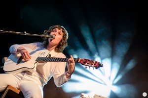 Aldous Harding live 2017 openluchttheater OLT Rivierenhof Antwerpen Antwerp © Caroline Vandekerckhove