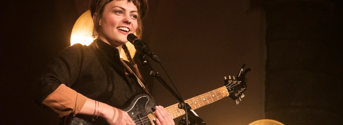 Angel Olsen solo live 2018, sint-Denijskerk (in heaven), st-Denijs Zwevegem © Caroline Vandekerckhove