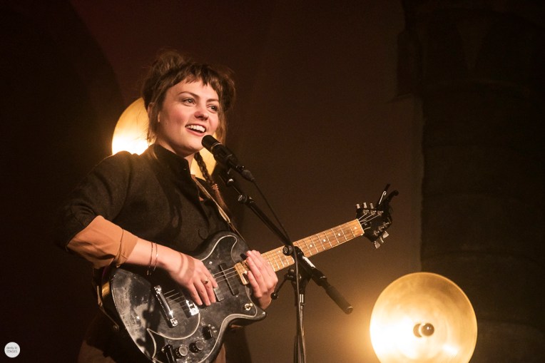 Angel Olsen solo live 2018, sint-Denijskerk (in heaven), st-Denijs Zwevegem © Caroline Vandekerckhove