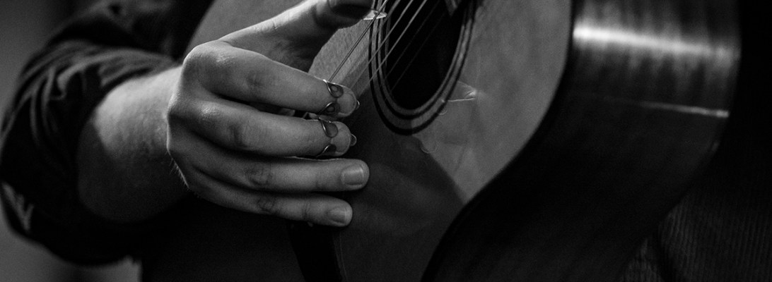 John Blek, live 2021, Cinema Roxy, Wijgmaal (Leuven) photographed by Caroline Vandekerckhove for Dimly lit stages