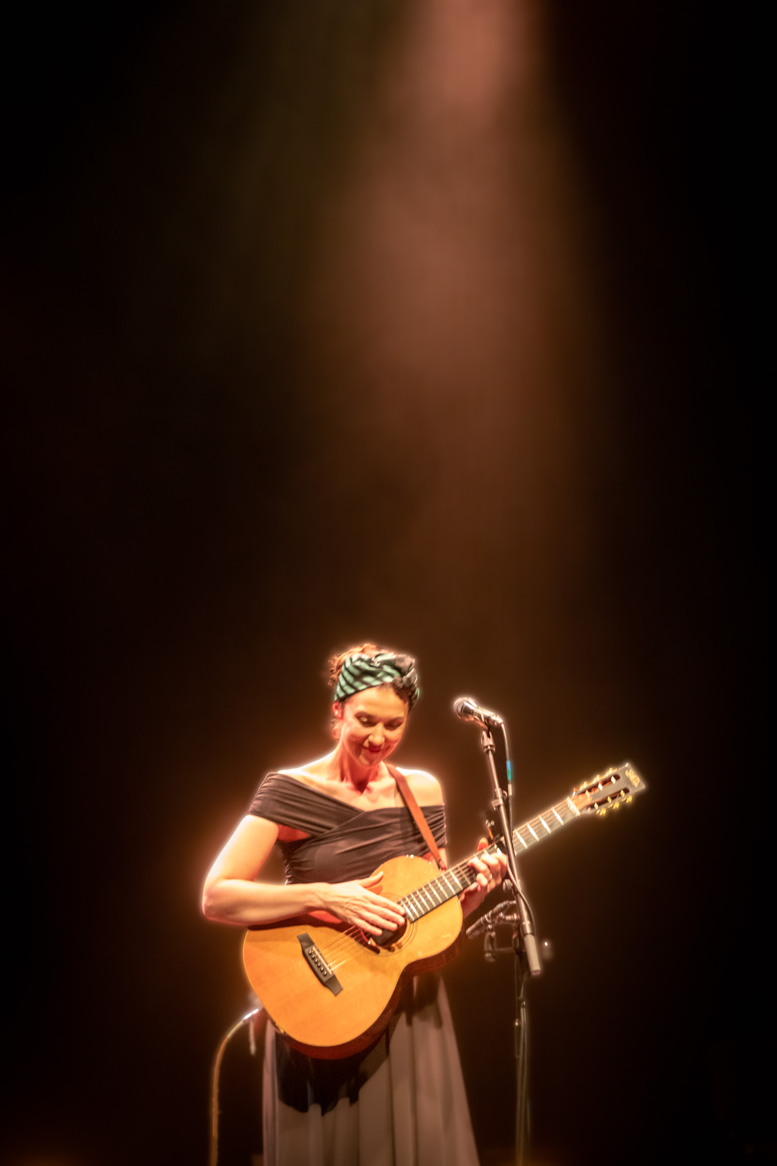 Lisa Hannigan playing live in the pavilion theatre Dun Laoghaire 2022, photographed by Caroline Vandekerckhove for dimly lit stages