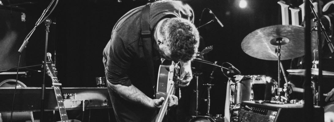 Mick Flannery live at Whelans Dublin 2022, photographed by Caroline Vandekerckhove for dimly lit stages