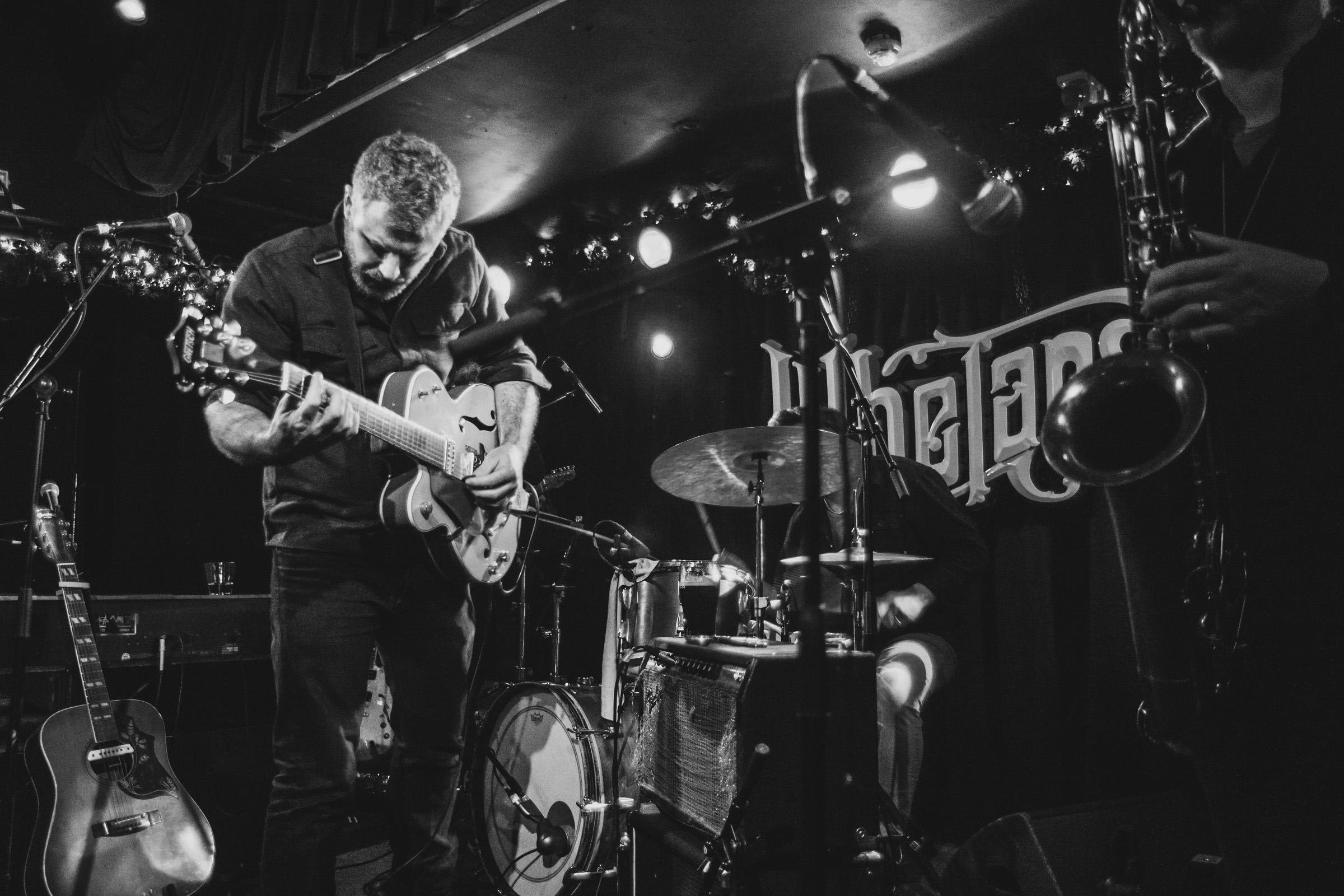 Mick Flannery live at Whelans Dublin 2022, photographed by Caroline Vandekerckhove for dimly lit stages