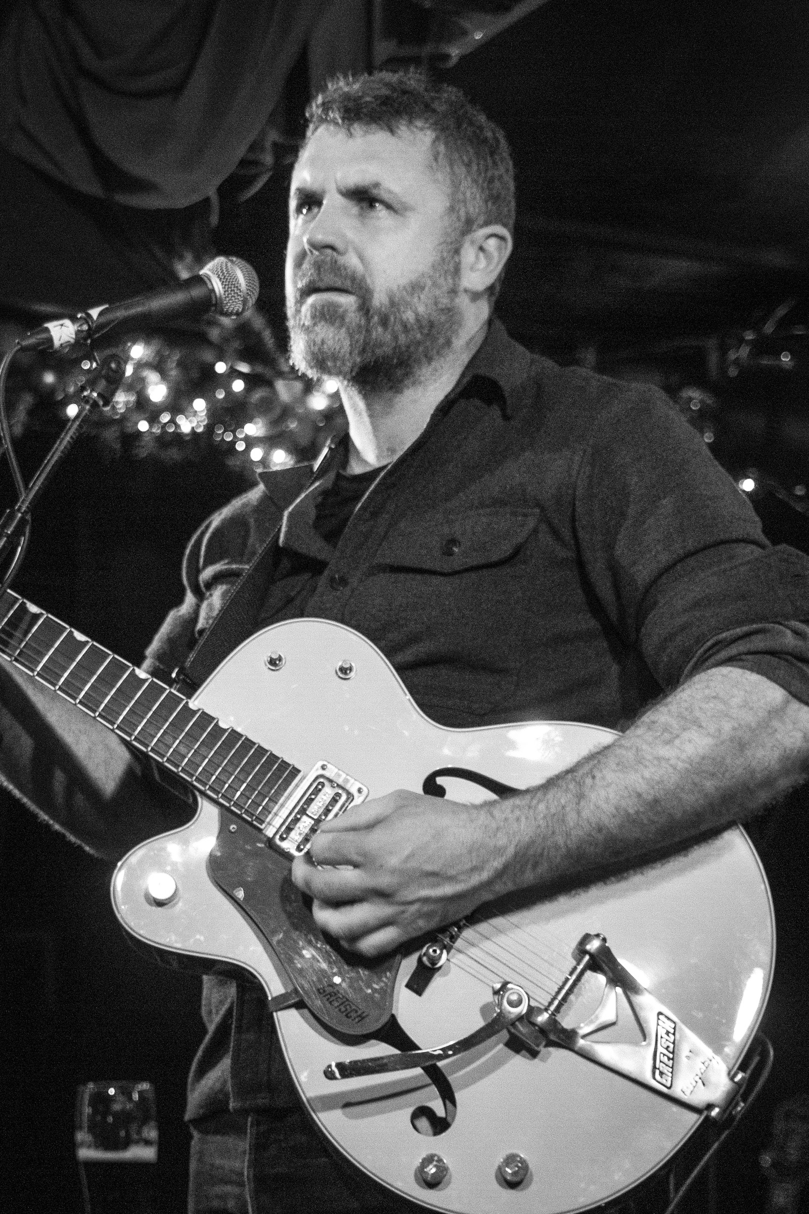 Mick Flannery live at Whelans Dublin 2022, photographed by Caroline Vandekerckhove for dimly lit stages
