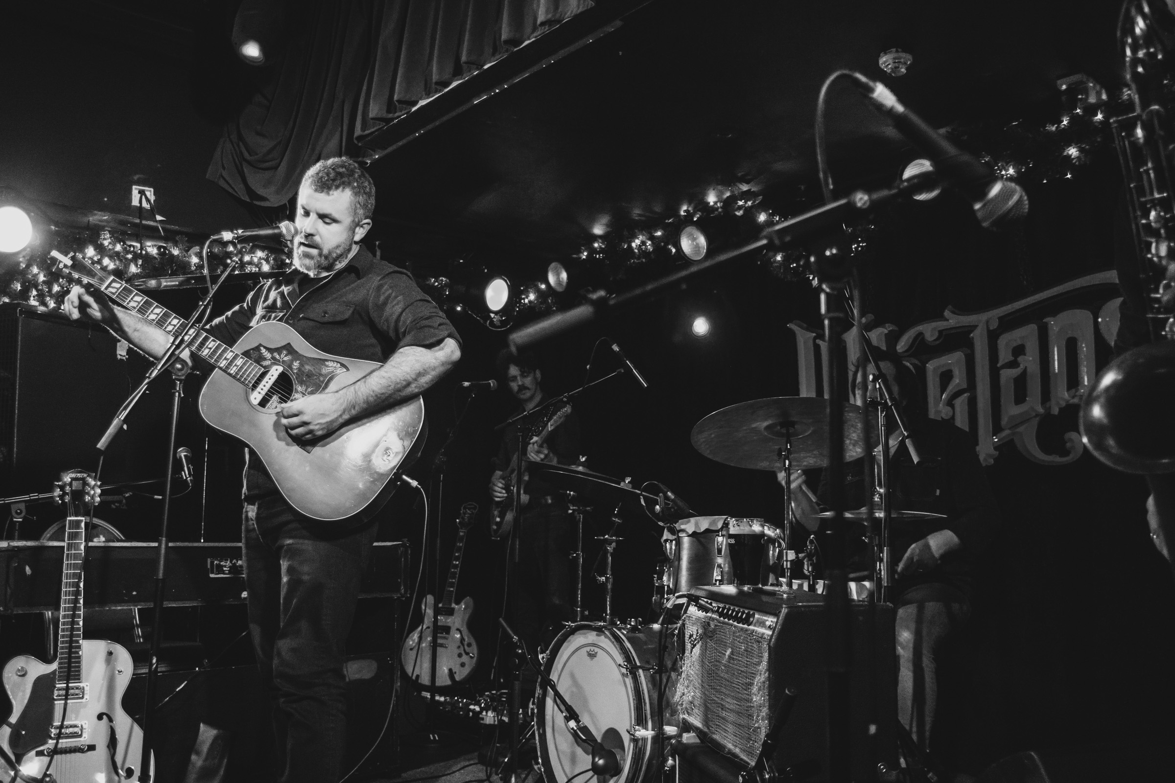 Mick Flannery live at Whelans Dublin 2022, photographed by Caroline Vandekerckhove for dimly lit stages