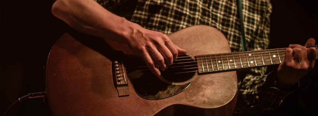 Sam Amidon live at the Grand Social, May 2023, photographed by Caroline Vandekerckhove for dimly lit stages