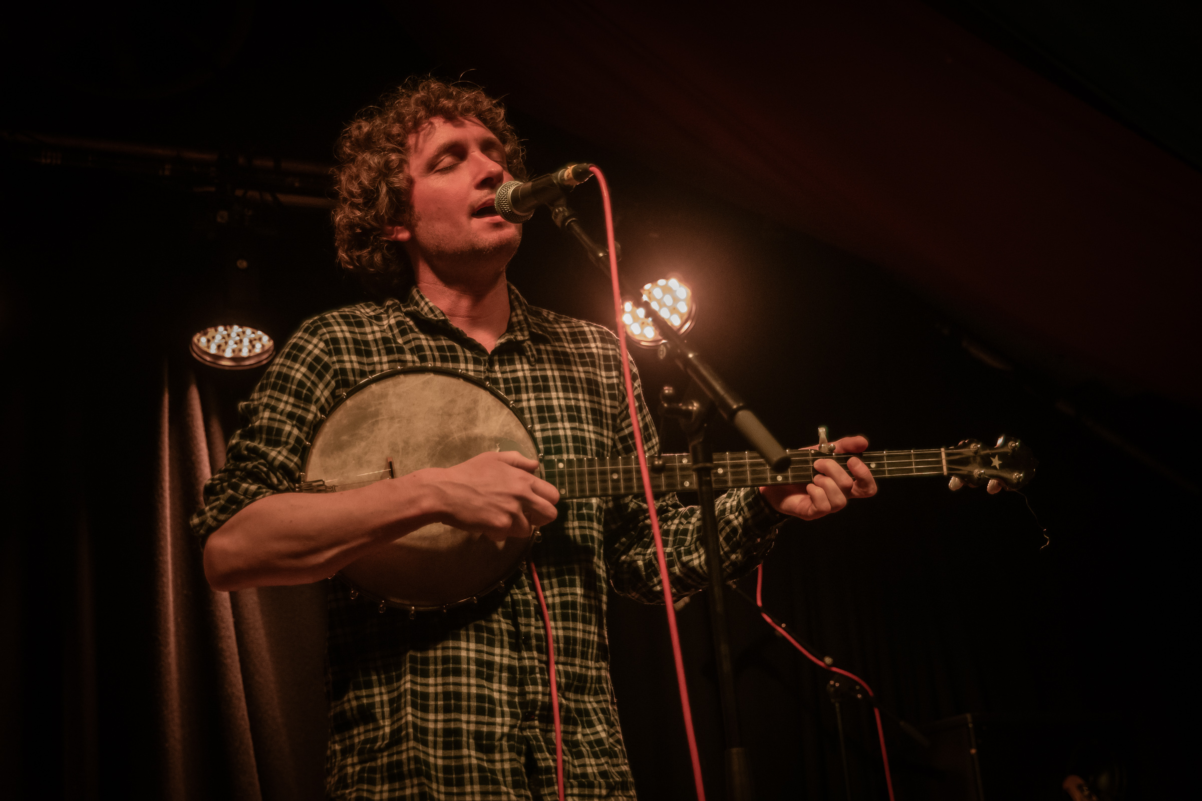 Sam Amidon live at the Grand Social, May 2023, photographed by Caroline Vandekerckhove for dimly lit stages