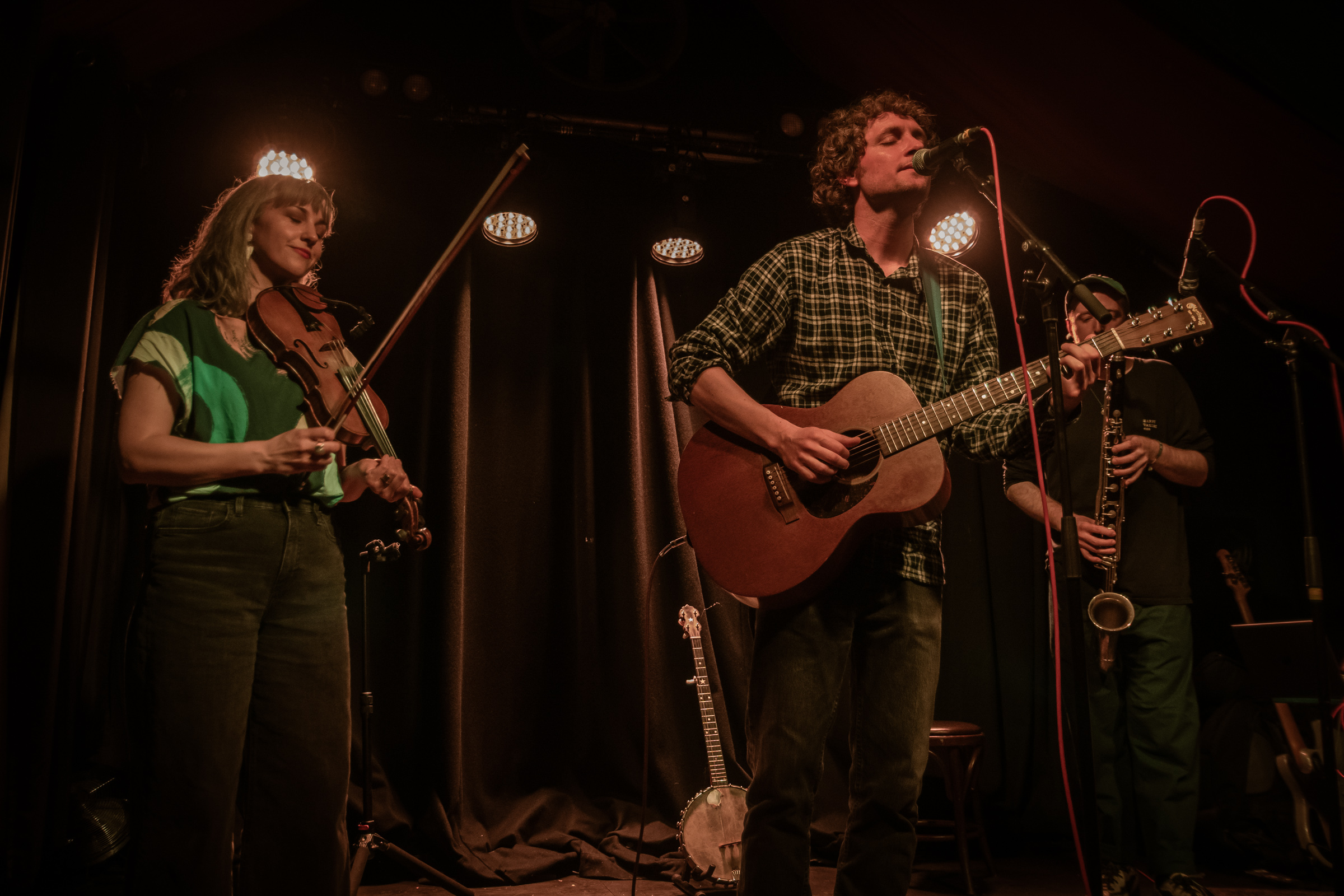 Sam Amidon live at the Grand Social, May 2023, photographed by Caroline Vandekerckhove for dimly lit stages
