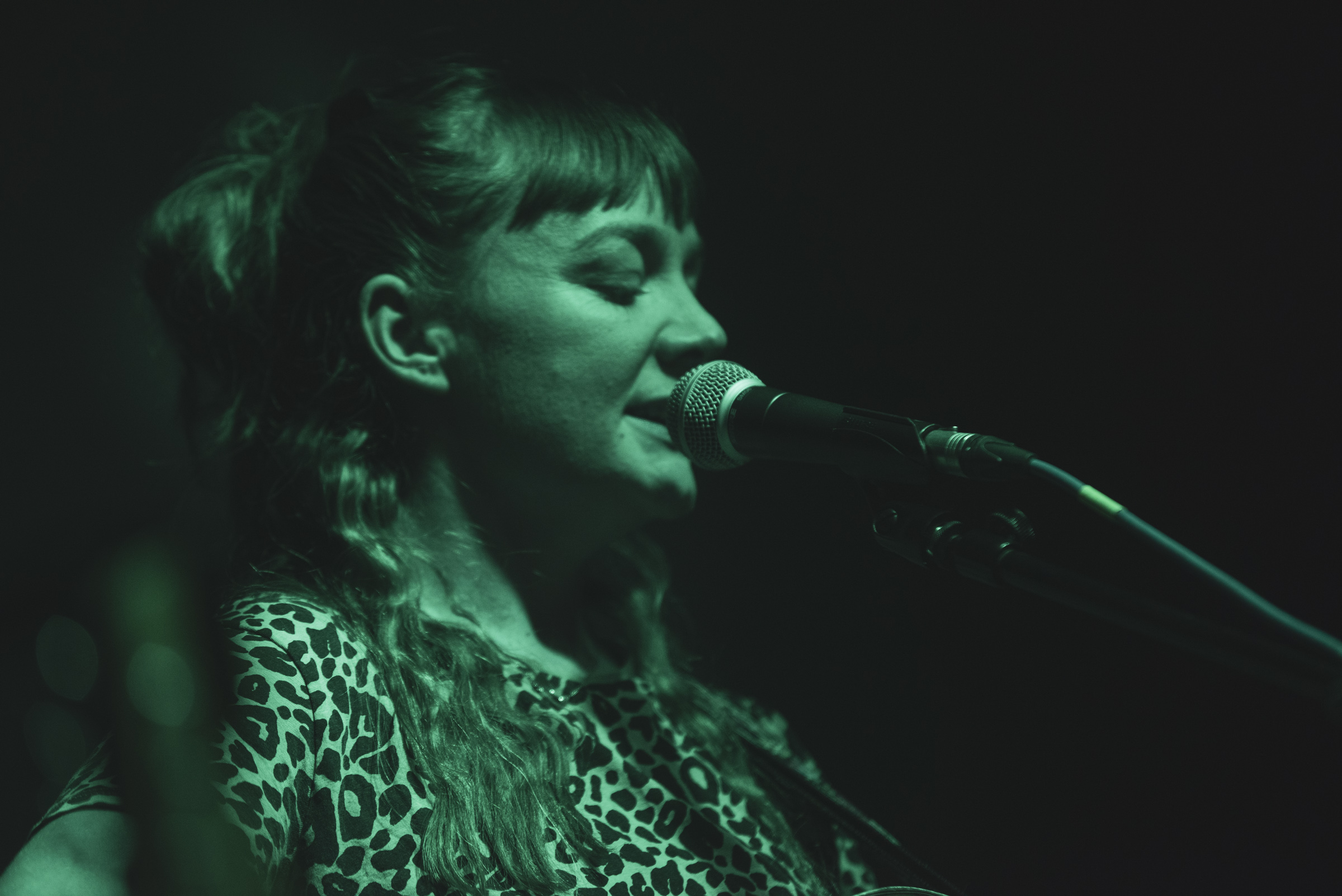 Brona Keogh live at Coastival nights 2023, photographed by Caroline Vandekerckhove for Dimly Lit Stages