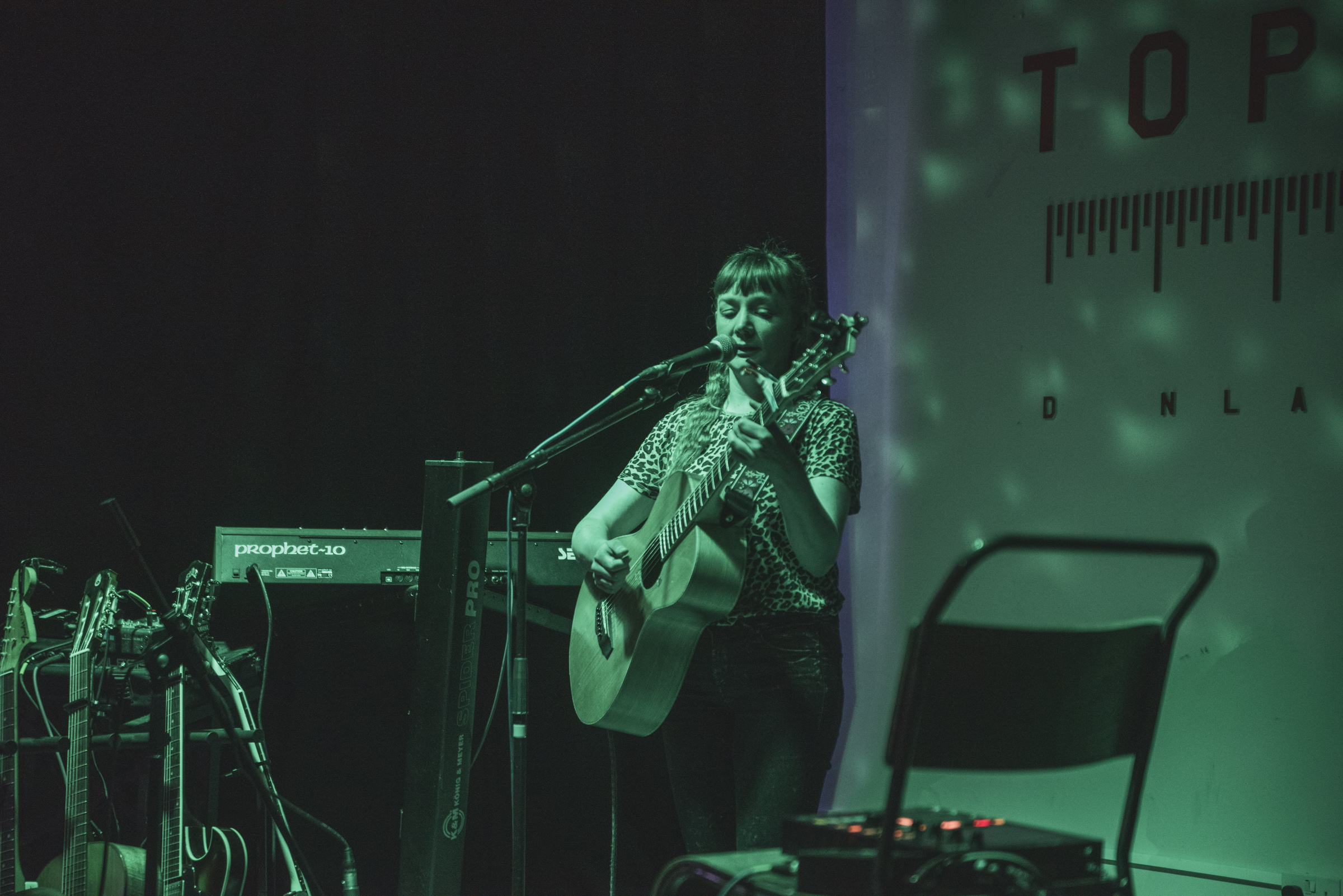 Brona Keogh live at Coastival nights 2023, photographed by Caroline Vandekerckhove for Dimly Lit Stages